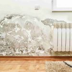 Schwer beschädigte Wand mit Heizkörper durch extreme Feuchtigkeit